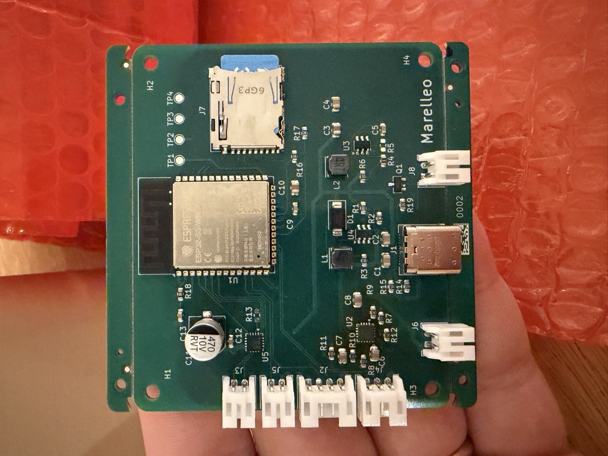 La carte imprimée verte terminée, avec le module ESP32, le porte-carte microSD, plusieurs connecteurs blancs sur les bords et le nom Marelleo en sérigraphie.