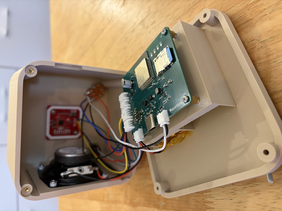 Le boîtier ouvert, la carte verte vissée au fond et le lecteur NFC fixé sous le couvercle.